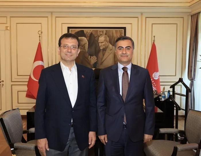 saha-expoda-stantlari-ziyaret-eden-imamogluna-vatandastan-tepki-dun-zeydan-ile-yan-yanaydiniz-5-askerimiz-sehi-1729960288824.jpeg SAHA EXPO’ya gelen İmamoğlu’na vatandaştan tepki! "Dün Zeydan ile yan yanaydınız! 5 askerimiz şehit oldu " - 1