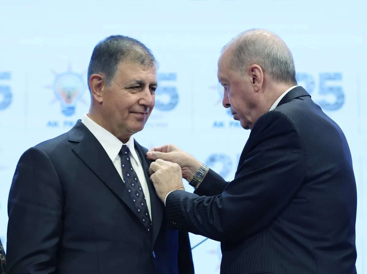 cemil-tugay-ak-partiye-gecis-surecini-anlatti-1792684725321.jpg Cemil Tugay AK Parti'ye geçiş sürecini anlattı! Başkan Erdoğan'dan övgüyle bahsetti: Son 25 yıla damga vuran güçlü siyasetçi - 1
