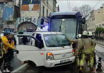 Karaköy'de tramvay ile kamyonet çarpıştı! Seferler aksadı