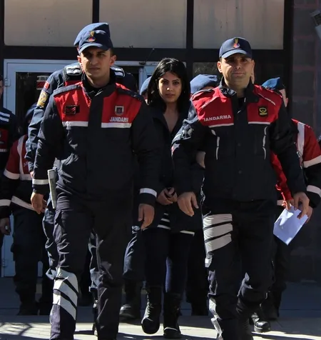 nisanlisini-olduren-kadindan-kan-donduran-ifadeler-sana-bir-surprizim-var-1582635979267.jpg Nişanlısını öldüren kadından kan donduran ifadeler! "Sana bir sürprizim var" - 1