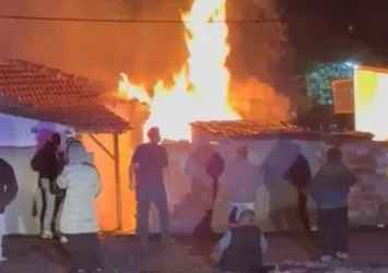 Gece vakti yangın paniği! Mahalleli sokağa döküldü
