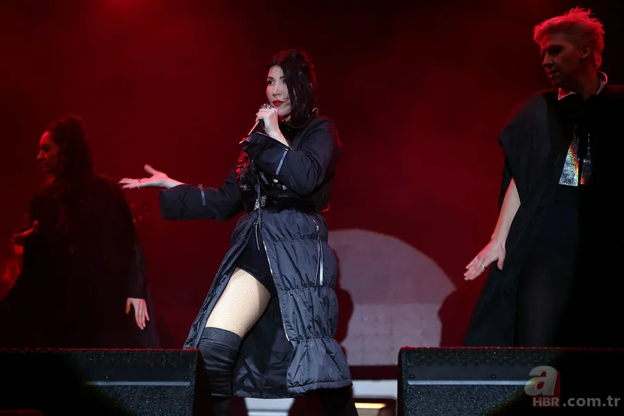 Serdar Ortaç’ı eleştiren Hande Yener kumar oynarken görüntülendi 9