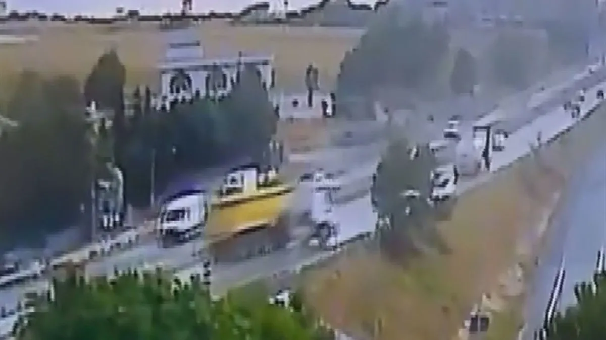 D-100 karayolunda hafriyat kamyonu devrildi! Yol trafiğe kapatıldı