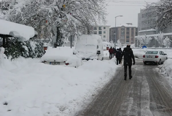 kar-kalinligi-2-metreye-ulasti-bartinda-150-koy-yolu-ulasima-kapandi-1611130868809.jpg Kar kalınlığı 2 metreye ulaştı! Bartın'da 150 köy yolu ulaşıma kapandı - 2