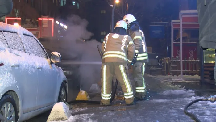 Son dakika: Kadıköy'de park halindeki pikap alev alev yandı - 4
