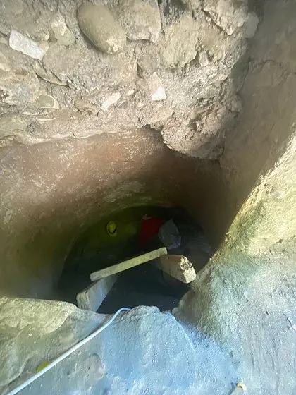 Rüyasında evinin altında define gördü! Anne ile oğlu bahçede 12 metre tünel kazdı