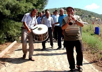 Rusya ile anlaşmaya davullu zurnalı kutlama