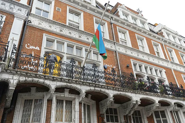 son-dakika-azerbaycanin-londra-buyukelciligine-saldiri-1659646221600.jpg Son dakika: Azerbaycan'ın Londra Büyükelçiliğine saldırı - 4