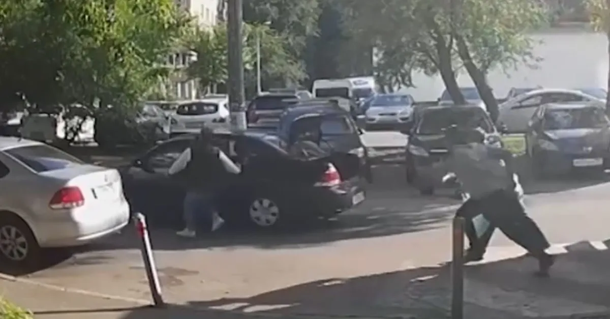 Sahibinin önünde çalmaya kalktı! Kaza yapınca dayak yedi