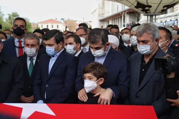 Özdemir Bayraktar son yolculuğuna uğurlandı! Sevenleri Fatih Camii'ne akın etti