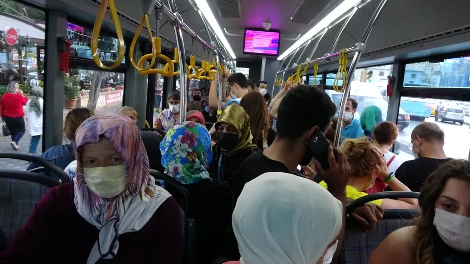 Toplu taşıma aracında vatandaş dert yandı: O kadar kalabalık ki korona ya yer kalmadı