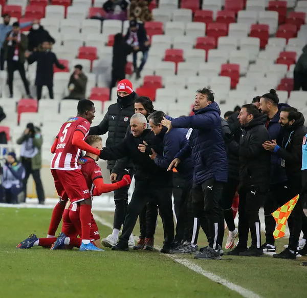 sivasta-puanlar-paylasildi-sivasspor-1-1-fenerbahce-mac-sonucu-ozet-1642866328514.jpg Sivas'ta puanlar paylaşıldı! Sivasspor 1-1 Fenerbahçe (MAÇ SONUCU-ÖZET) - 4