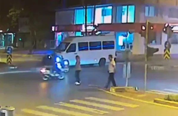 1686144664869.jpg Antalya'da sokak ortasında dehşet anları! Önce yumruk attı sonra tabancanın kabzasıyla başına vurdu - 3