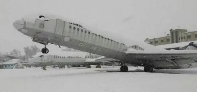 Yoğun karda uçağın burnu havaya kalktı