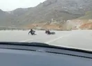 Motosikletli iki genç virajı alamadı metrelerce savruldu