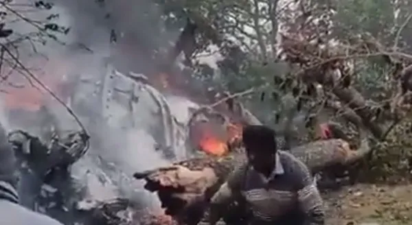 Son dakika: Hindistan’da askeri helikopter düştü!