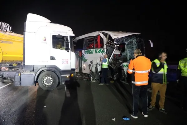 1688690526751.jpg Anadolu Otoyolu'nda feci kaza! Tır ile yolcu otobüsü birbirine girdi: 18 kişi yaralandı - 3