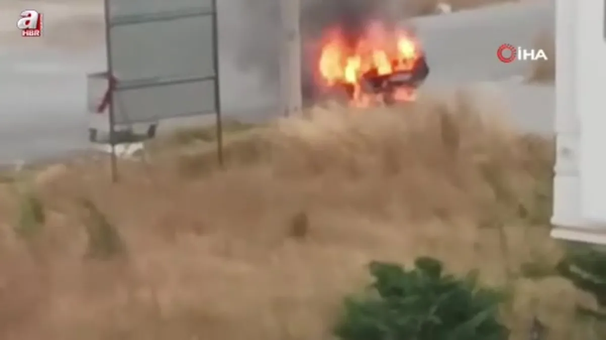 Seyir halindeki otomobil alev aldı: Son anda kurtuldular