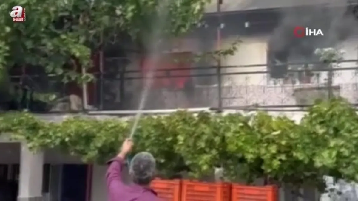 Manisa'da ev yangını kamerada