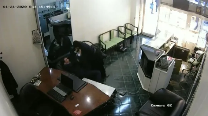 Erzincan'da çarşaflı erkek soyguncuyu esnaf etkisiz hale getirdi - 1