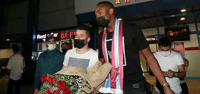 Trabzonspor’un yeni transferi Fode Koita Trabzon’a geldi! Golcü oyuncu çiçeklerle karşılandı