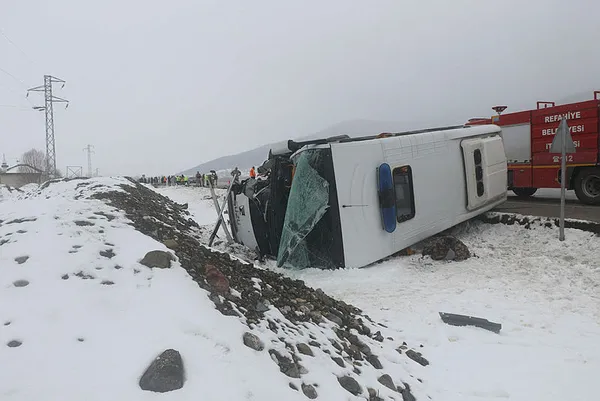 erzincanda-feci-kaza-cezaevi-araciyla-ticari-arac-carpisti-olu-ve-yaralilar-var-1706273188130.jpg Erzincan'da feci kaza! Cezaevi aracıyla ticari araç çarpıştı! Ölü ve yaralılar var... - 1