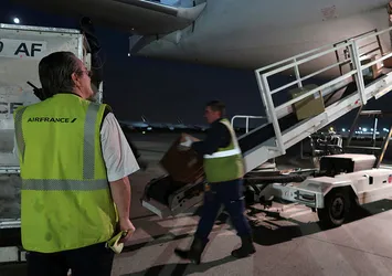 Kongo'daki Fransızları ülkelerine götürecek uçağa ateş açıldı