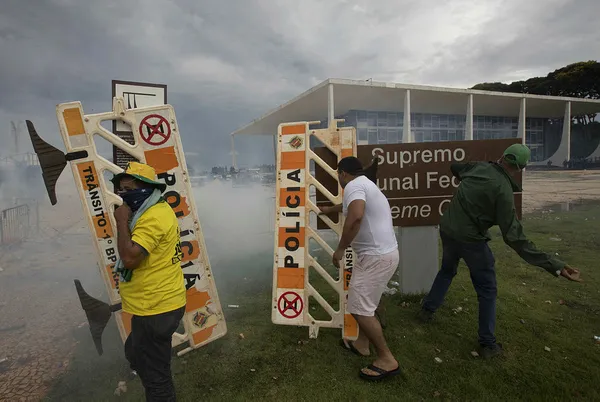 Brezilya’da sular durulmuyor! 1200 gözaltı 70 yaralı! Kongre baskınında Bolsonaro’nun yeğeni de yer aldı...
