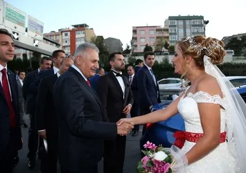 Başbakan Yıldırım'dan gelin ile damada sürpriz