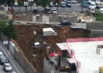 Ümraniye'de istinat duvarı çöktü
