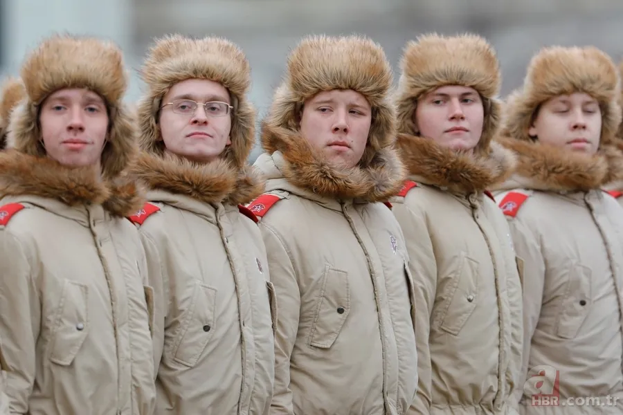 Rusya'dan renkli görüntüler! 'Sovyet askerleri' Kızıl Meydan'da... 10