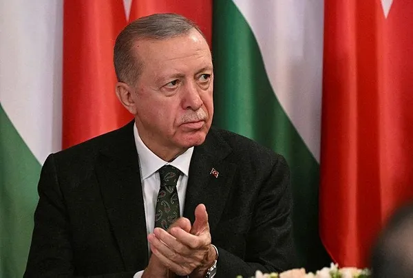 baskan-erdogandan-macaristan-donusu-onemli-aciklamalar-turkiyenin-ab-sureci-isvecin-nato-uyeligi-katil-netanya-1702982215961.jpeg Başkan Erdoğan'dan Macaristan dönüşü önemli açıklamalar: Türkiye'nin AB süreci, İsveç'in NATO üyeliği, katil Netanyahu'nun geleceği... - 6