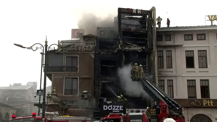 misir-carsisinin-yanindaki-restoranda-yangin-kontrol-altina-alindi-1738837989644.jpeg Mısır Çarşısı'nın yanındaki restorandaki yangından görüntü