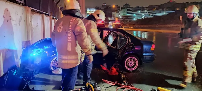 Esenler'de otomobil aydınlatma direğine çarptı: 3 yaralı - 3