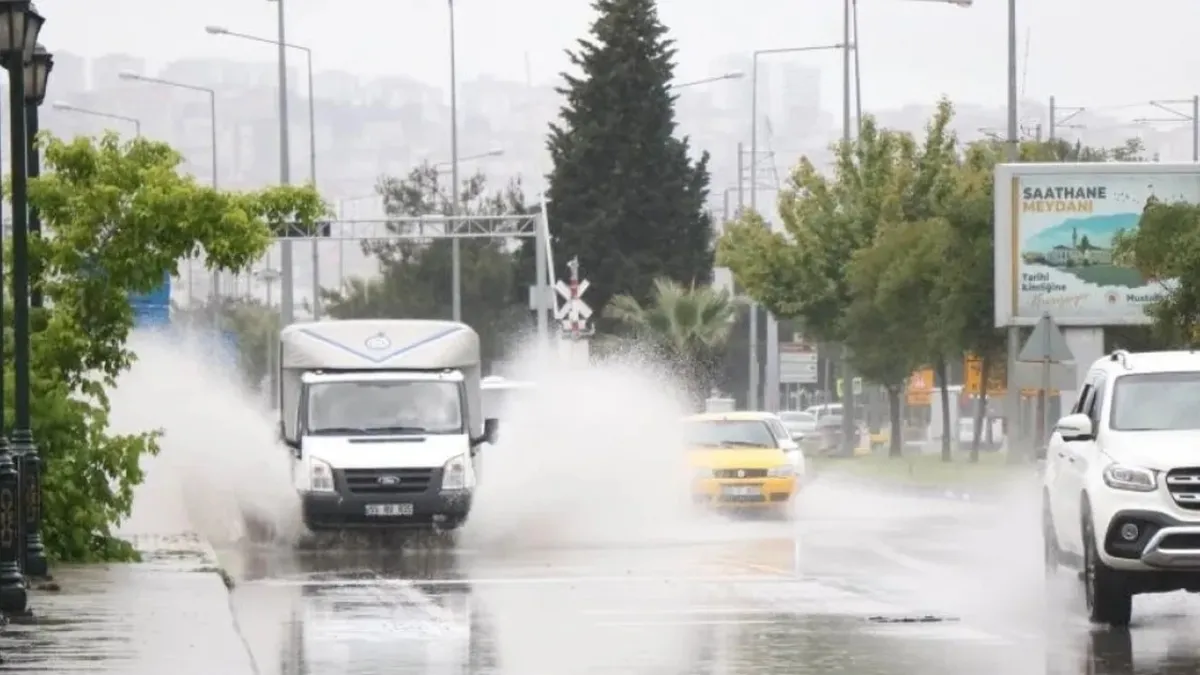 Bir damla yağmurla altyapı iflas etti! İzmir ve Antalya'da belediyeler nerede? Vatandaş kaderine terk edildi