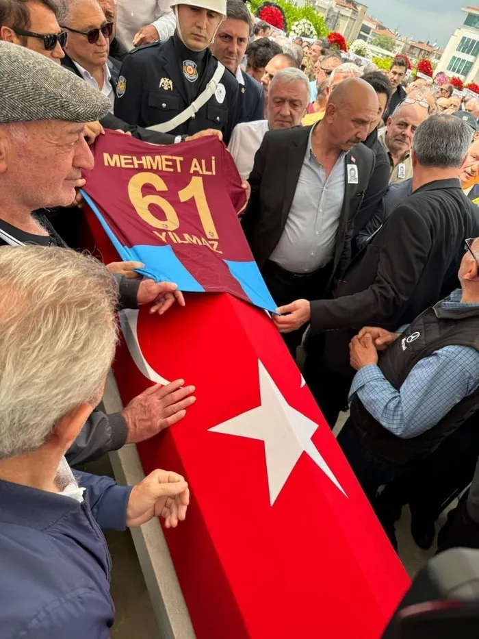 1714131683300.jpg Eski Bakan Mehmet Ali Yılmaz son yolculuğuna uğurlandı! Trabzonspor'un efsane başkanına veda... - 3