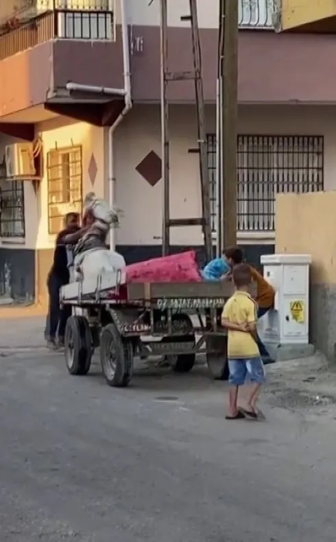 adanada-tepki-ceken-olay-yorulan-atina-yumruklar-savurdu-1663016351016.jpg Adana'da tepki çeken olay: Yorulan atına yumruklar savurdu - 3