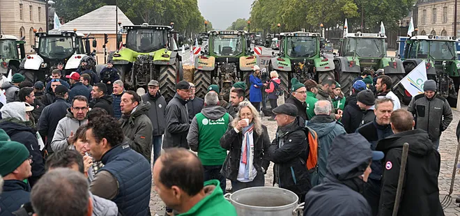 Fransız çiftçiler Versay Sarayı’nın önünde