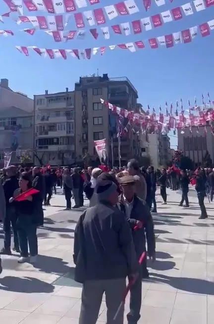 1711198242525.jpg Özgür Özel'in memleketi Manisa'daki miting programında büyük boşluklar! Akşener bıktım demesine rağmen yine İYİ Parti seçmenine yanladı... - 2