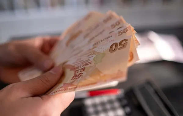 Emeklilerin gözü Resmi Gazete’de! Hangi Emekli ne kadar fark alacak? Kök maaş nasıl hesaplanacak? Ek zam farkı ne zaman yatırılacak?