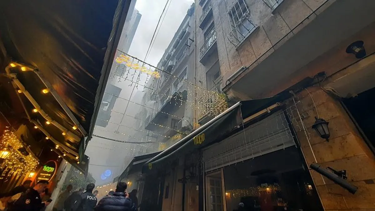 İstiklal Caddesi'nde panik! Restoranın mutfağında yangın çıktı