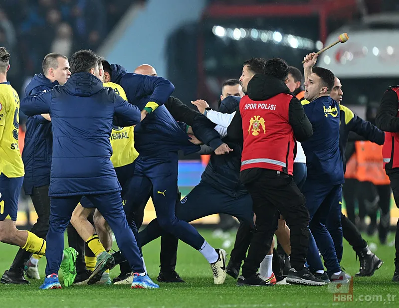 Akyazı'da olay var! Maç sonu sahaya giren taraftarlar Fenerbahçeli futbolcular ile kavga etti | Soruşturma başlatıldı 17