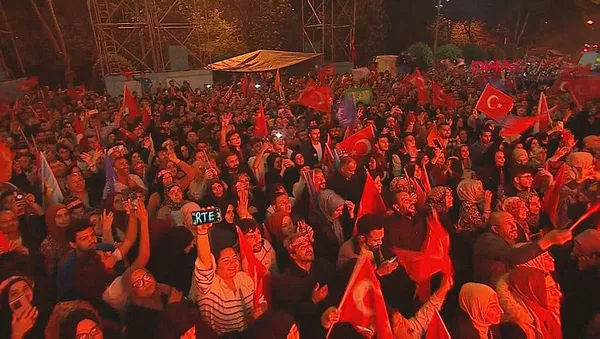 Ankara’da zafer gecesi! Başkan Erdoğan’dan seçim galibiyeti sonrası klasikleşen balkon konuşmasında tarihi mesajlar