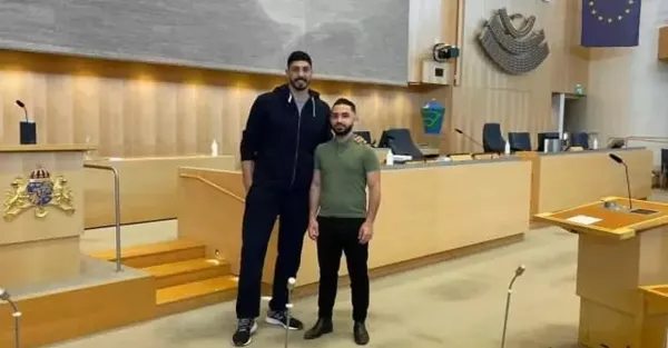FETÖ elebaşı Fetullah Gülen’in evlatlığı Enes Kanter İsveç Meclisi’nde! Terör örgütü PKK/PYD destekçisi ile poz verdi