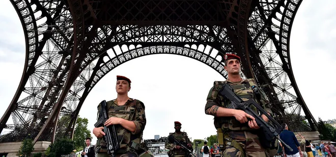 Son dakika: Eyfel Kulesi’nde bomba paniği!