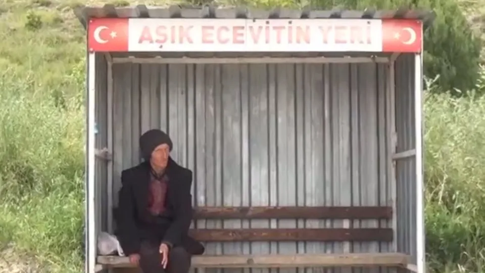 Sevdiği kadını 24 yıldır bekliyor