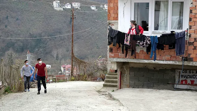Giresun’da mahalleye inen kurtlar için vatandaş sopalı ve baltalı nöbet tutuyor - 3