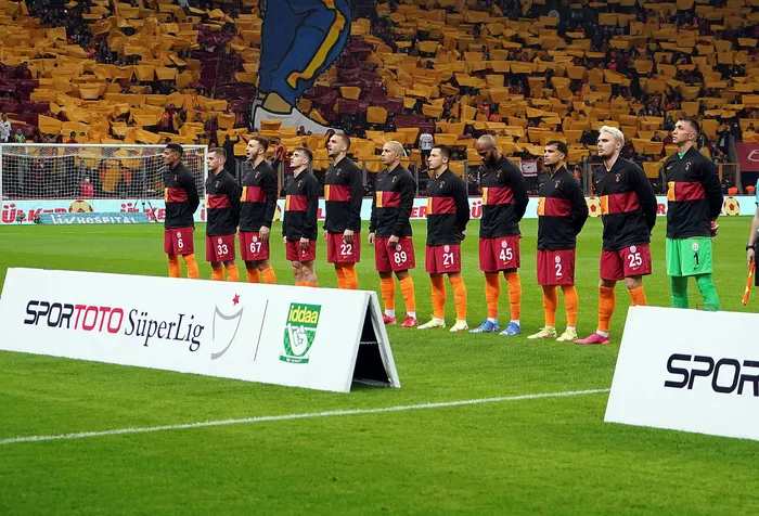 Galatasaray 3 Fenerbahçe ise 6 değişikle derbiye çıktı