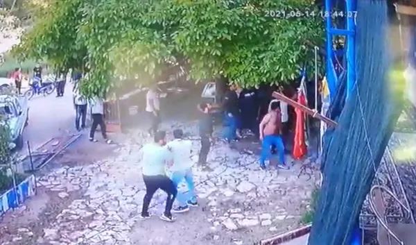 1621092800417.jpg Burdur'da dehşeti yaşadılar! Evi ve arabasını parçaladılar - 3