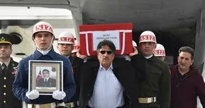 Şehit babası oğlunun tabutunu omzunda taşıdı